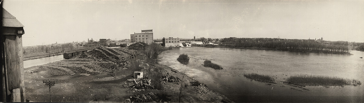 Dam and Power Plant of the Little Falls Water Power Co. on Mississippi River at Little Falls, Minnesota (4/19/1923).